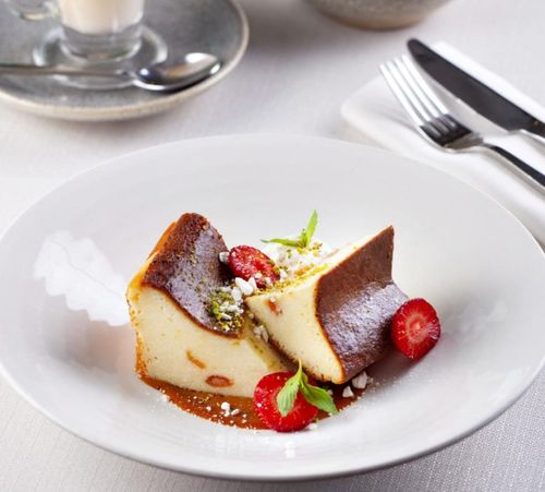 Творожная запеканка со сметаной и ягодами