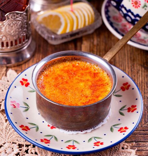 Крем-брюле с изюмом, запеченное в печи