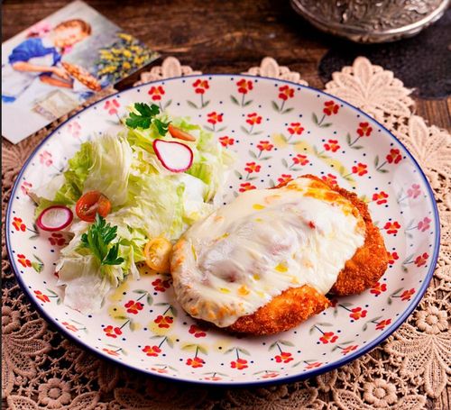 Запеченная куриная грудка под томатным соусом с моцареллой