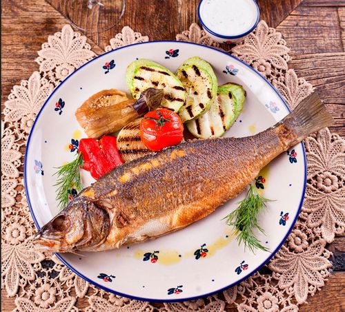 Сибас сочный, зажаренный с овощами на гриле