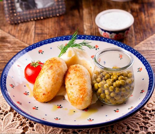 Котлетки рыбные с пюре и зеленым горошком