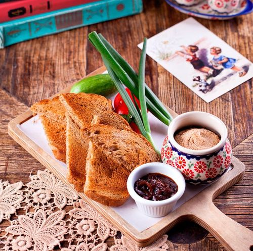 Паштет из куриной печени с луковым мармеладом