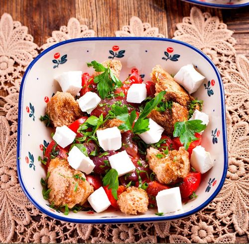 Тёплый салат из бакинских помидоров и сладкого лука с гренками и сыром фета