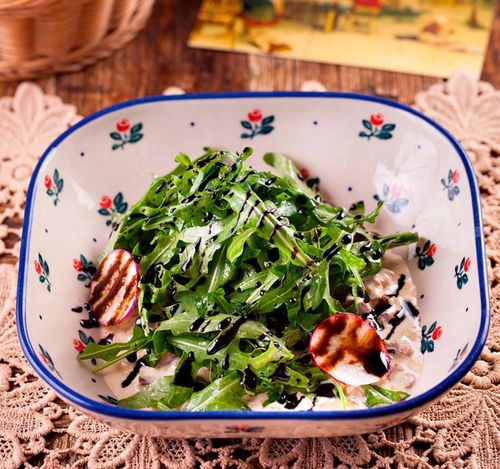 Салат с куриной печенью и вешенками