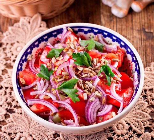 Овощной салат с семечками подсолнеха (с деревенским маслом и сметаной)