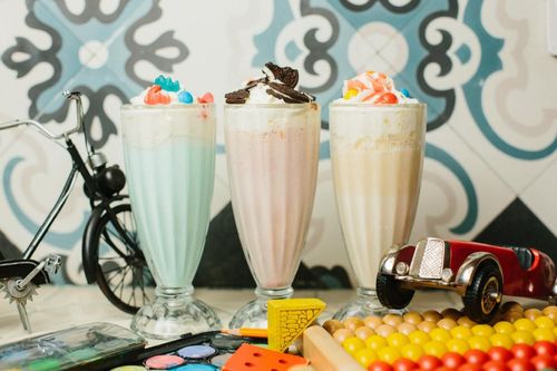 Милкшейки: ванильный с мармеладом, шоколадный с печеньем Oreo, клубничный с m&m's