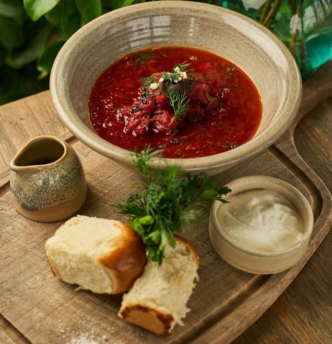 Домашний борщ с говядиной, черносливом и пампушками