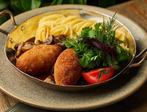 Куриные котлеты с грибами, подаются с воздушным картофельным пюре