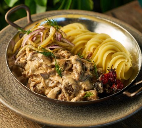 Бефстроганов с солёными огурцами в сливочном соусе
