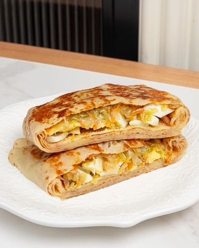Блин с тушеной капустой и яйцом