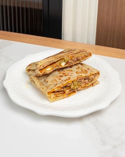 Блин с мясом, сыром чеддер и тушеной капустой