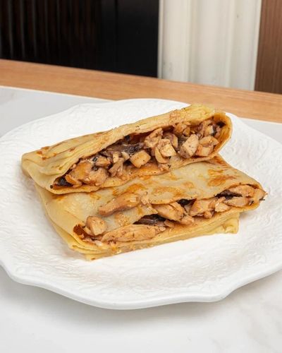Блин с курицей, грибами и сливочно-сырным соусом