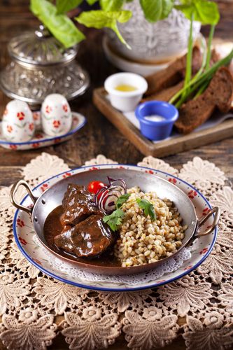 Копчёные говяжьи щёчки с перловой кашей