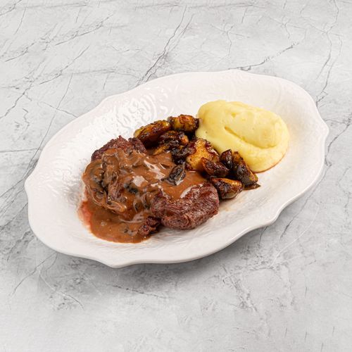 Медальоны с грибным соусом и брюссельской капустой