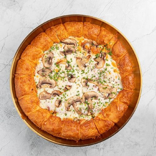 Круассан-пицца с говяжьей ветчиной и грибами